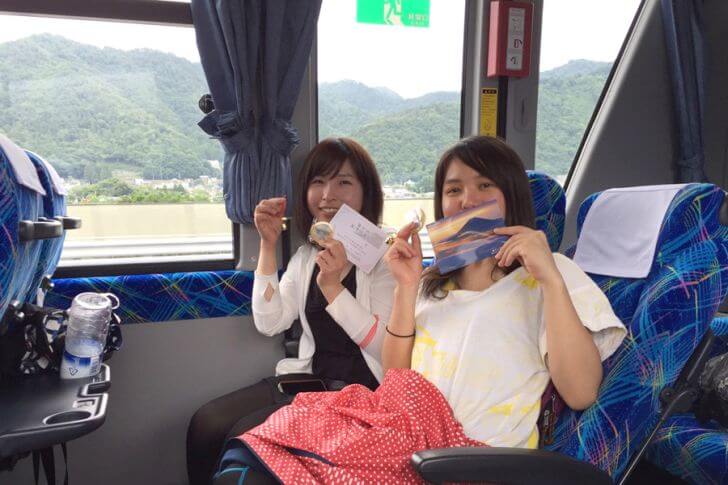 バスでゆっくり富士登山の思い出にひたれる