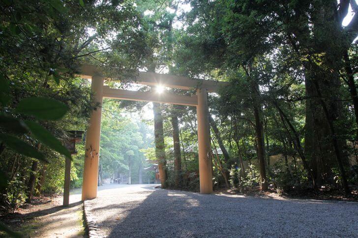 外宮参道。早朝は人も少なくすがすがしい空気に包まれています。