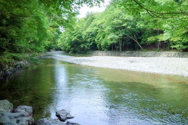 景色も美しい、五十鈴川御手洗場。