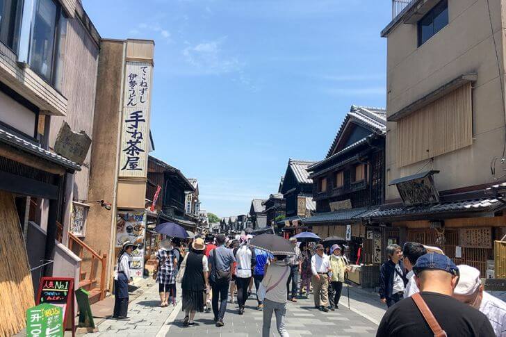 おはらい町。江戸時代の旅人気分でぶらぶら歩きたくなります。