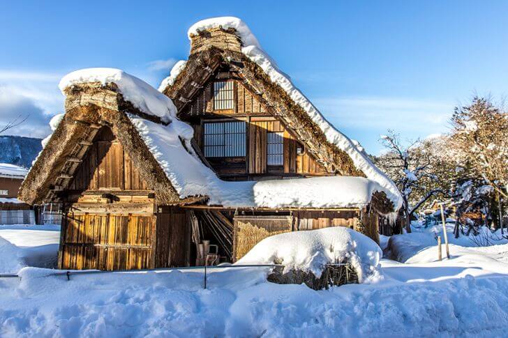 真冬の白川郷は、ドカ雪に埋もれる。