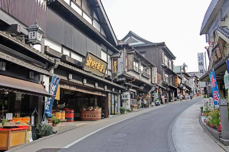 和の情緒を感じさせる門前町。