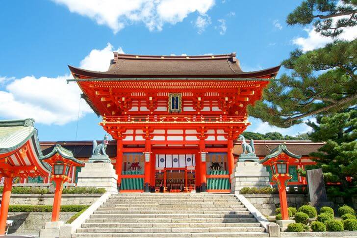 秀吉が寄進したという楼門。左右には、狛犬ならぬ狐像が。