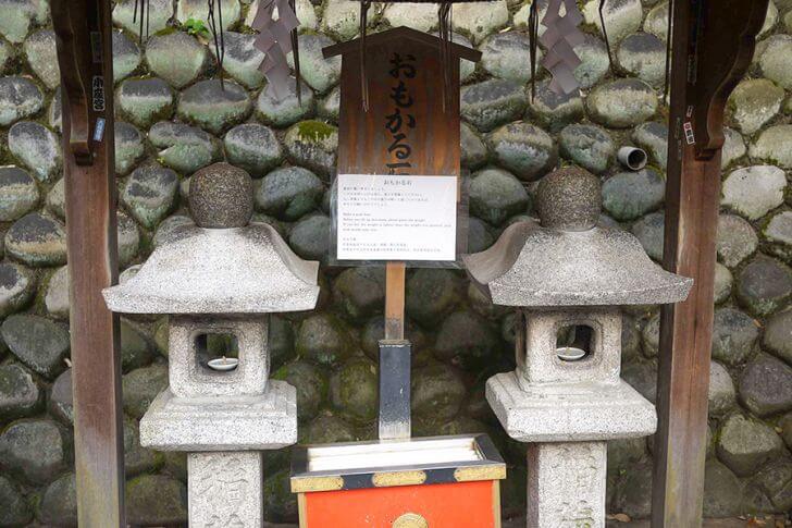 おもかる石。石灯籠の上部にある、宝珠を持ち上げます