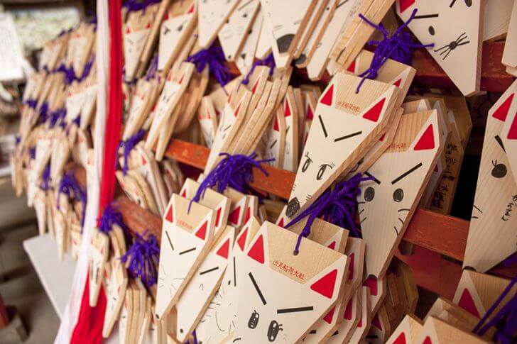 個性あふれる、きつねの絵馬。表情は自分で描き込めます