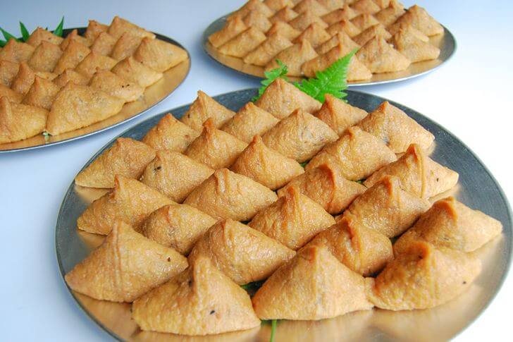 いなり寿司が三角形なのは、狐の顔や耳、稲荷山を象徴しているという説もありますが、果たして…。