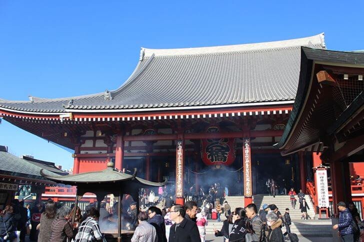 浅草寺本堂。本堂に向かって左側でお守りやおみくじが受けられます。