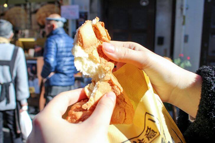 カリふわ食感が魅力！行列ができる「花月堂」メロンパン
