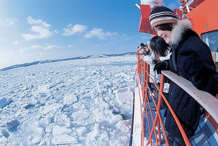 屋外で流氷鑑賞をするには、防寒が必須。