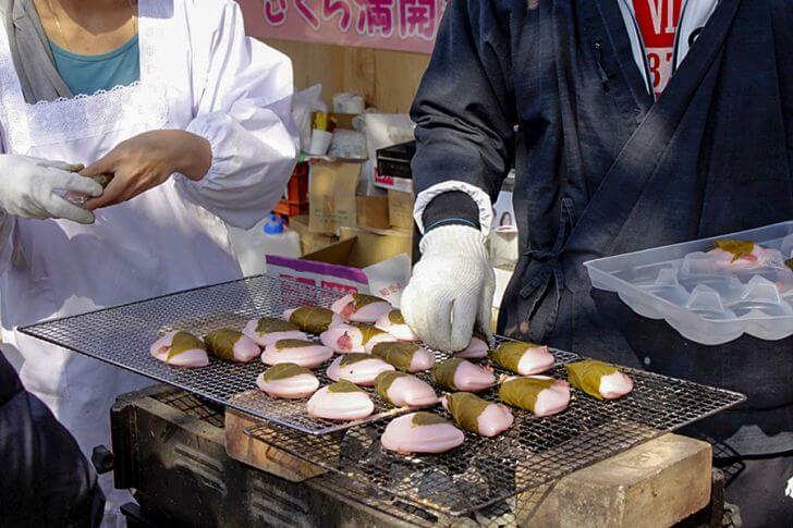 祭り期間中は露店も多数。焼き桜餅は意表をつくおいしさ。