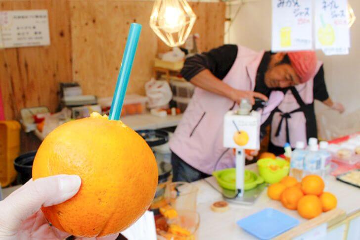 露店ではまるごとネーブルジュース！さすがはミカンの本場。