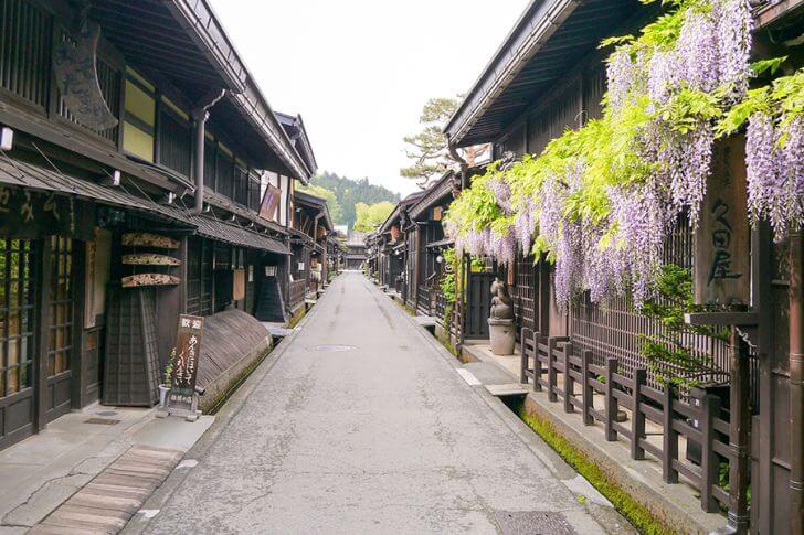 郷土料理の店「久田屋」には、5月頃に藤の花が咲きます。