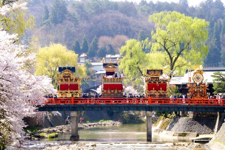 春の高山祭。屋台が中橋を渡る貴重な風景。