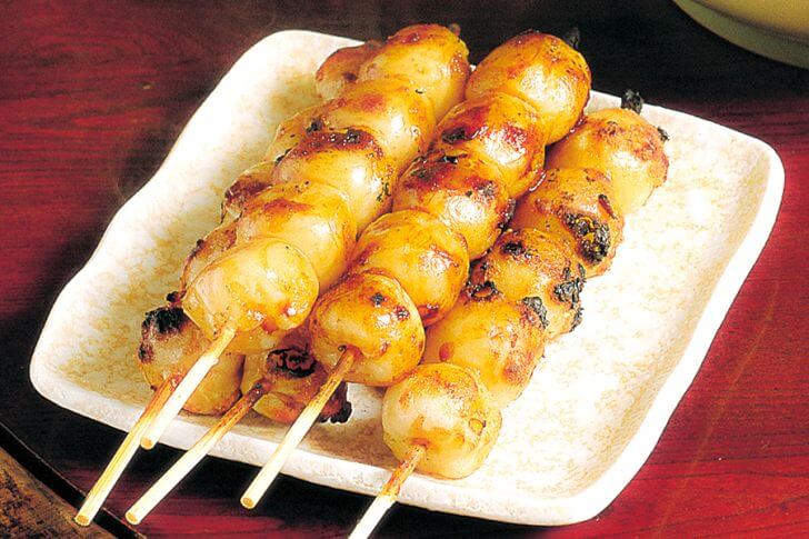 飛騨高山のみたらし団子は、甘くない醤油だれで香ばしく焼き上げるのが特徴。
