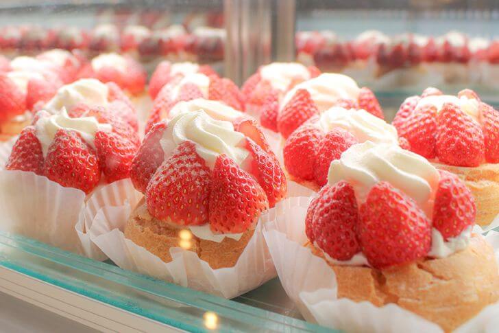 スイーツショップの一番人気はとちおとめが乗ったシュークリーム。