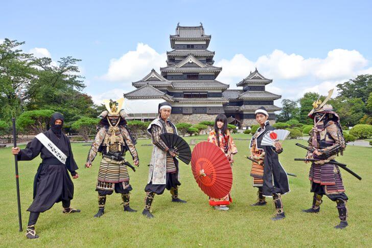 本丸庭園内（有料エリア）には、忍者などの装束をまとった「おもてなし隊」が登場。（写真提供：松本城管理事務所）