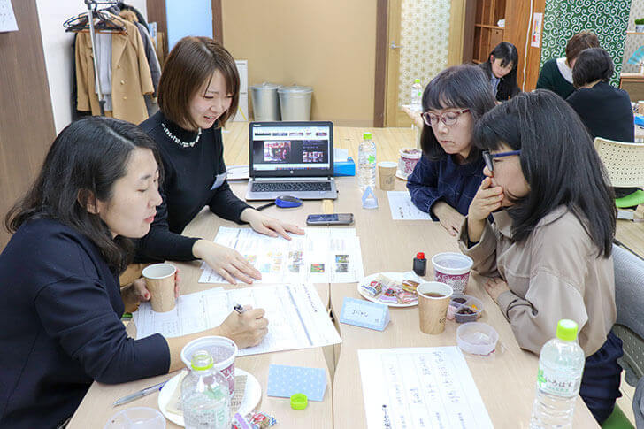 たびらいバスツアーファンと一緒に意見交換する様子