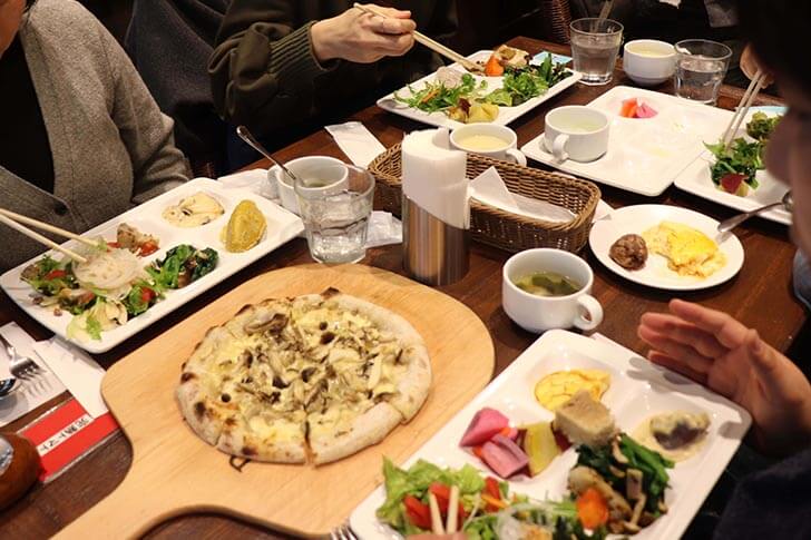 ランチをシェアするバスツアーのお客様