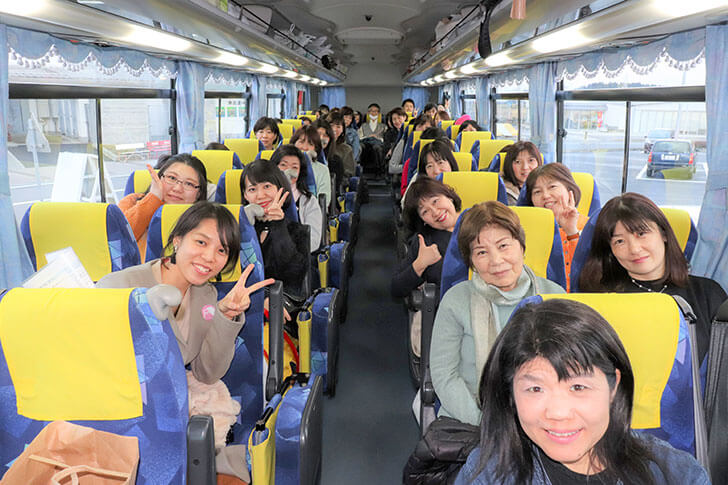 バスツアーの車内でクイズ大会