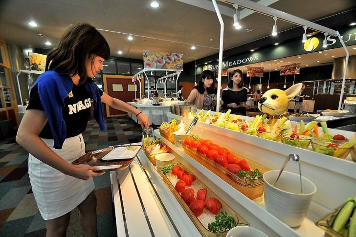 サラダだけでも種類豊富。味が濃くて美味