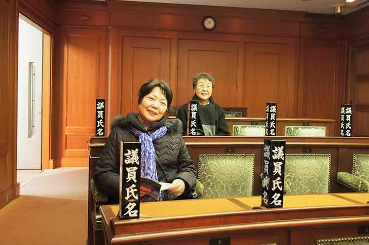 憲政記念館の議場体験コーナーでハイチーズ！