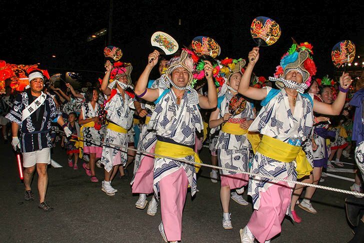 「ラッセラー」と跳ね回る、ハネト。祭りの熱を生んでいます。