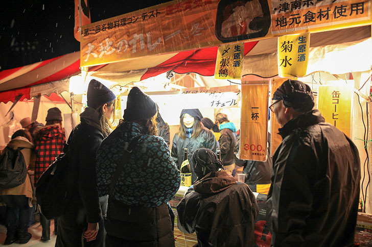 会場の露店では、あたたかい飲み物や地酒も販売しています