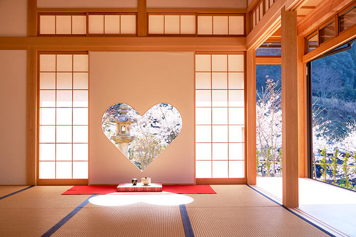 窓の向こうに桜が咲くと、まさにピンク色のハートになり、見ているだけで幸せな気分に。