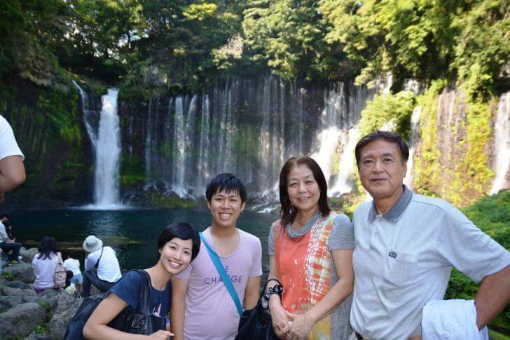 白糸の滝を背景に参加者みんなで記念撮影