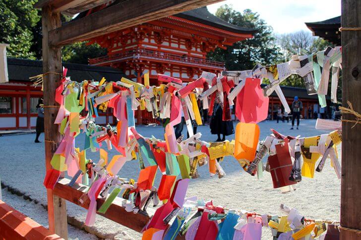 風に揺れる、色とりどりのおみくじ