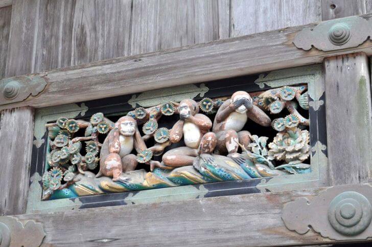 神厩舎で見られる「三猿」。右から見ざる、言わざる、聞かざる