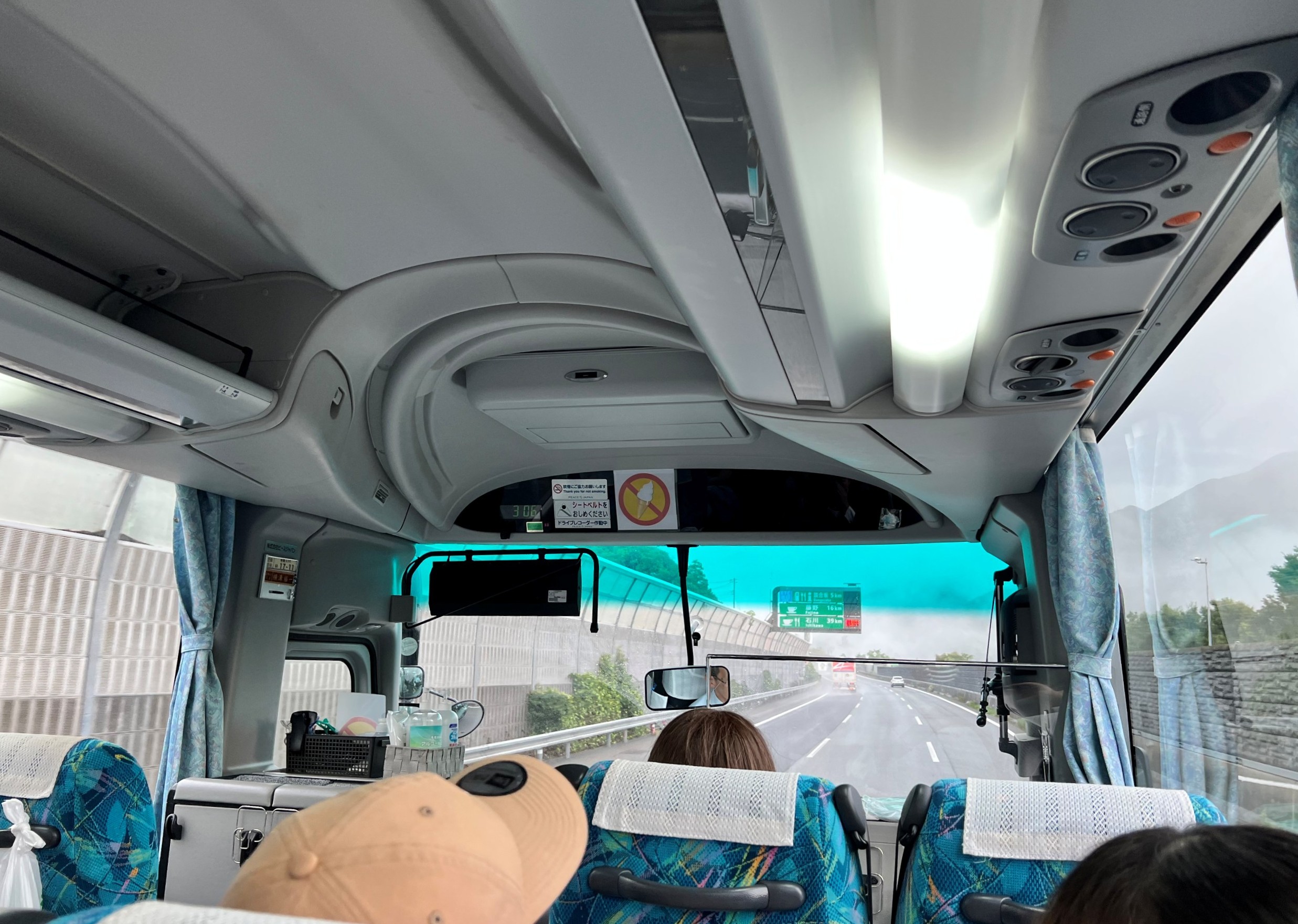 バス車内の雰囲気