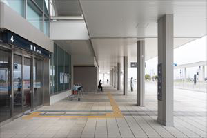 4.4番出口を背に左に直進します。