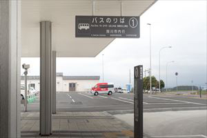 5.路線バス乗り場のさらに奥の駐車場が送迎バス乗り場です。