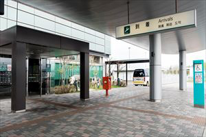 4.出口からすぐ左手の駐車場に向かいます。