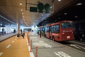 7.【全ての到着口で共通】レンタカーカウンターで受付後、係員の案内で出口左手にあるレンタカー送迎バス乗り場から各営業所に向かいます。