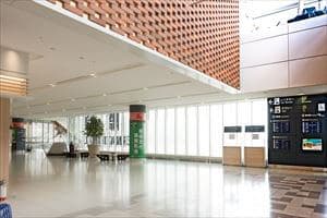 3.ターミナル端の1階に降りた場所に送迎バス乗り場があります。