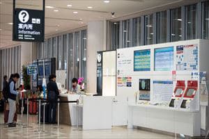 6.国際線ターミナルにレンタカーカウンターはなく、インフォメーションカウンターで営業所までの送迎を依頼します。