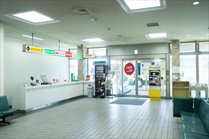 2.レンタカーカウンターにスタッフがいない場合は、営業所に連絡しましょう。