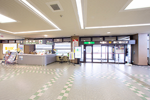 1.【国内線の場合】到着口正面の出口から外に出て、レンタカーターミナルに移動します。