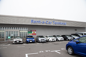 9.レンタカーターミナル内に入り、ご利用予定のレンタカー会社カウンターで受付をして、敷地内駐車場から出発です。