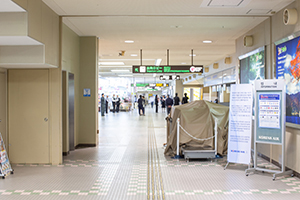3.【国際線の場合】到着口を出た右手側に進みます。