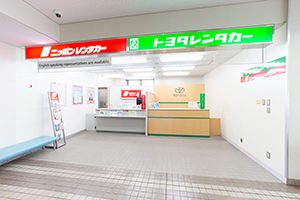 2-1.左手側には、ニッポンレンタカーとトヨタレンタカーのカウンターがあります。