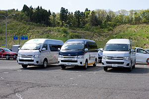 12.こちらの駐車場から送迎バスで営業所へと移動します。