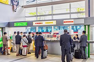 5.レンタカーカウンターがありますので、ご利用予定のレンタカー会社のカウンターで受付をします。