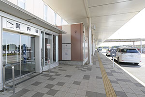 3.国内線出入口の前に、レンタカーが用意されています。