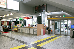 3.受付後、レンタカーカウンター右手の出口から外に出ます。