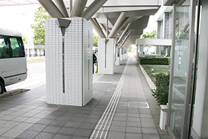 4.出口を出て右手へと進みます。