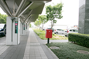 5.しばらく進むと、駐車場が見えてきます。