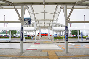 6.出口の目の前にある横断歩道を渡り左に曲がります。